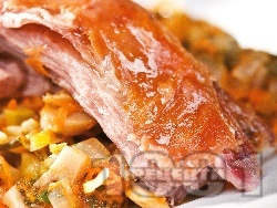 Печено ярешко месо с гъби печурки, киселец и зеленчуци на фурна - снимка на рецептата